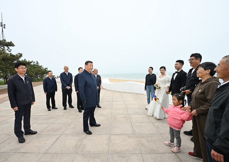 5月22日至24日，中共中央總書記、國家主席、中央軍委主席習(xí)近平在山東考察。這是22日下午，習(xí)近平在日照市陽光海岸綠道同市民親切交流。