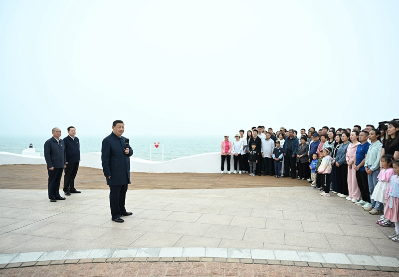 5月22日至24日，中共中央總書記、國家主席、中央軍委主席習(xí)近平在山東考察。這是22日下午，習(xí)近平在日照市陽光海岸綠道同市民和游客親切交流。